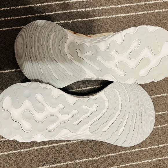 Women's Nike React Infinity Run Flyknit 3, Size 10, Brand New and Never Worn - Picture 9 of 11